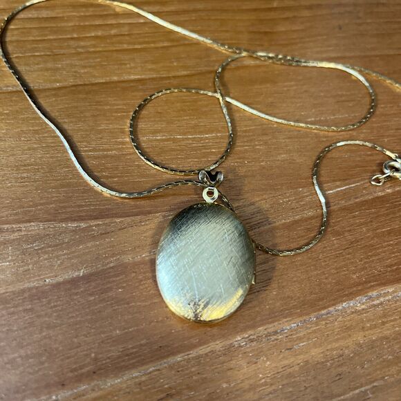 Vintage Jewelry Gold Tone Oval Monogrammed Polished Picture Locket Necklace 24” - Picture 2 of 6